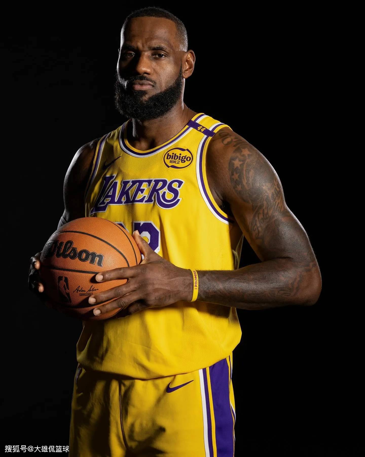 足球职业化的全球趋势（全球足球职业化潮流）