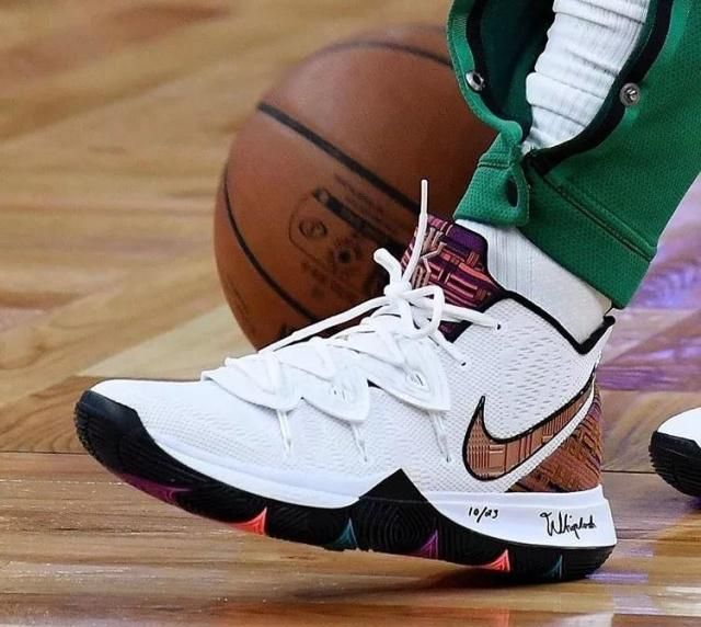 他刚在踢上港的比赛爆发，就被老东家解约离队，球迷建议来中超（刚在对阵上港一战爆发，却被老东家解约离队，球迷呼吁转投中超）